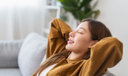 Frau entspannt auf einem Sofa, genießt die saubere Umgebung dank Grundreinigung Wohnung Berlin. Die professionelle Reinigung sorgt für mehr Freizeit und weniger Stress.