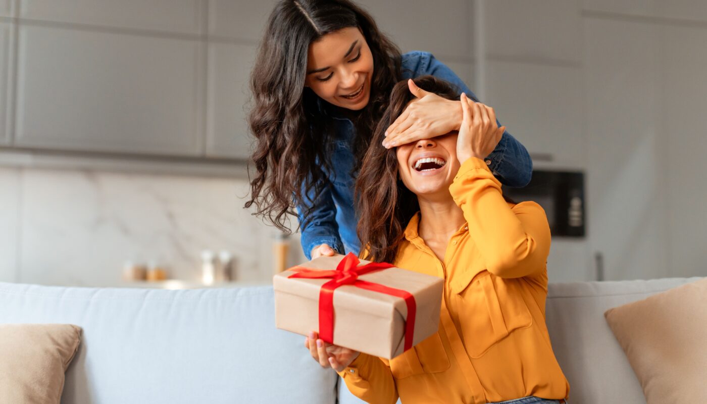 Überraschung mit einem Geburtstagsgeschenk