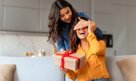 Überraschung mit einem Geburtstagsgeschenk