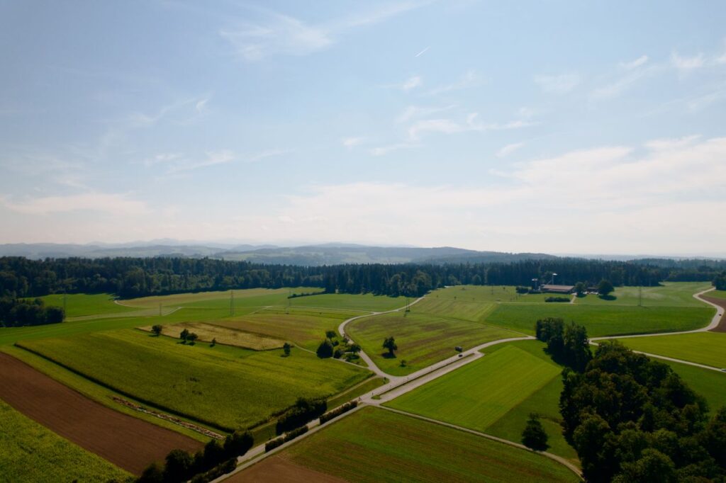 Blick auf grüne Felder und Landstraßen bei Kyburg, einer beliebten Übungsregion für Motorradfahrer und Fahrschulen aus Winterthur