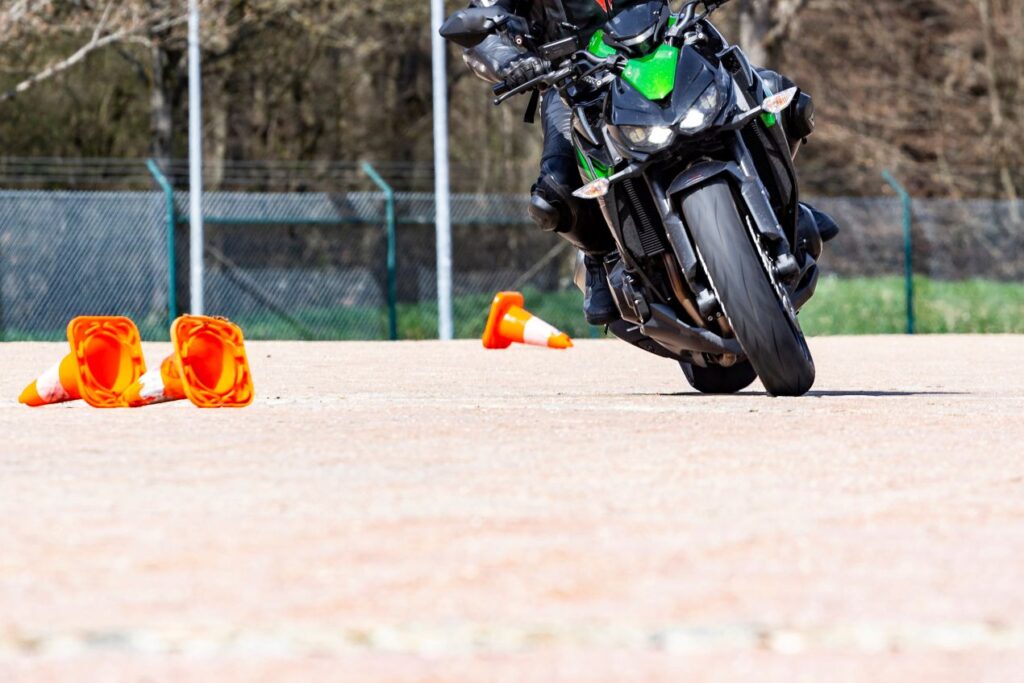 Motorradfahrer bei einem Fahrtechniktraining mit Pylonen, durchgeführt von einer Motorrad-Fahrschule in Winterthur