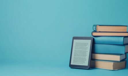 E-Reader lehnt an einem Stapel blauer Bücher vor hellblauem Hintergrund – professionelle Textüberarbeitung durch Lektorat für digitale und gedruckte Inhalte.