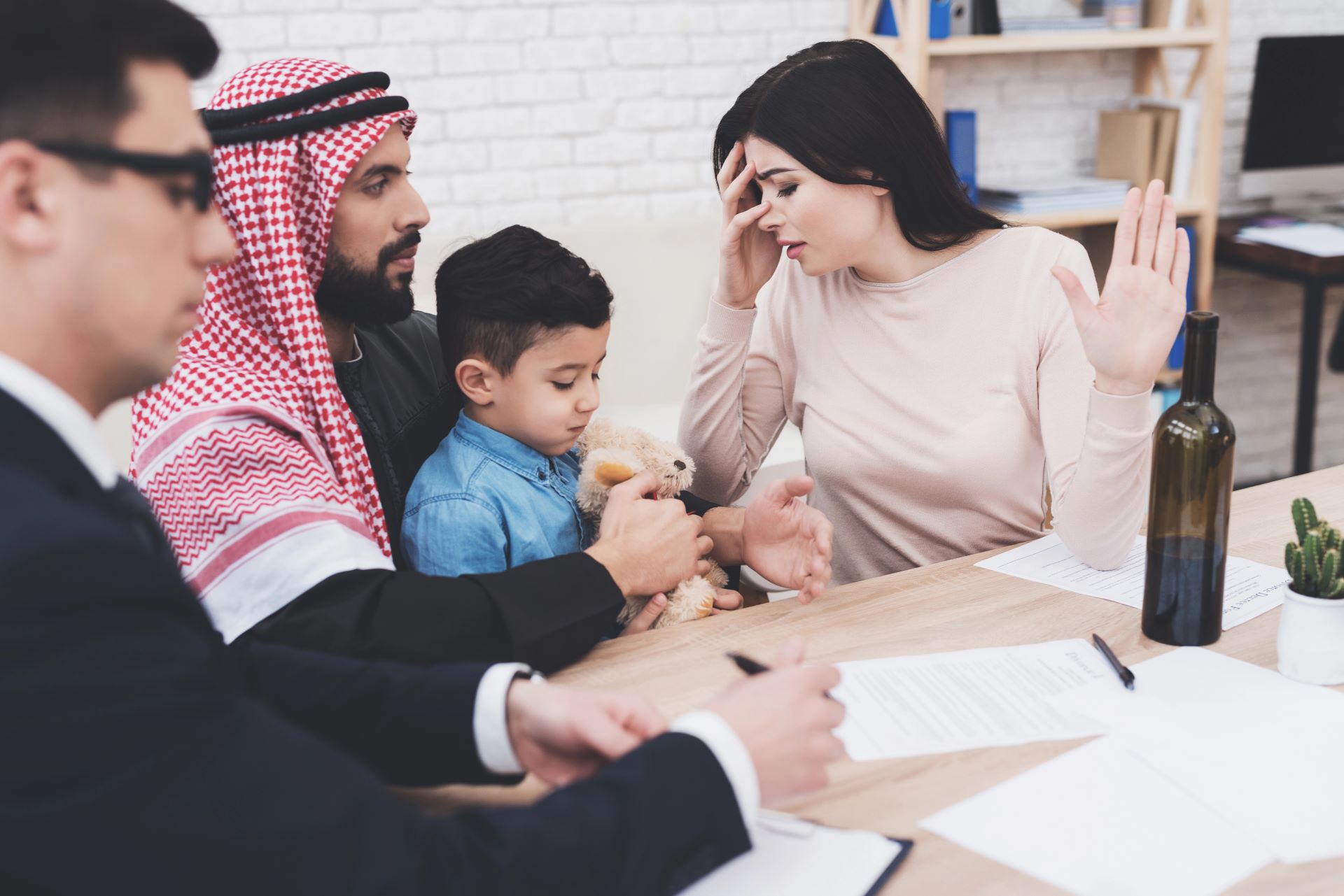 Familienszene mit Kind im Trennungsstreit