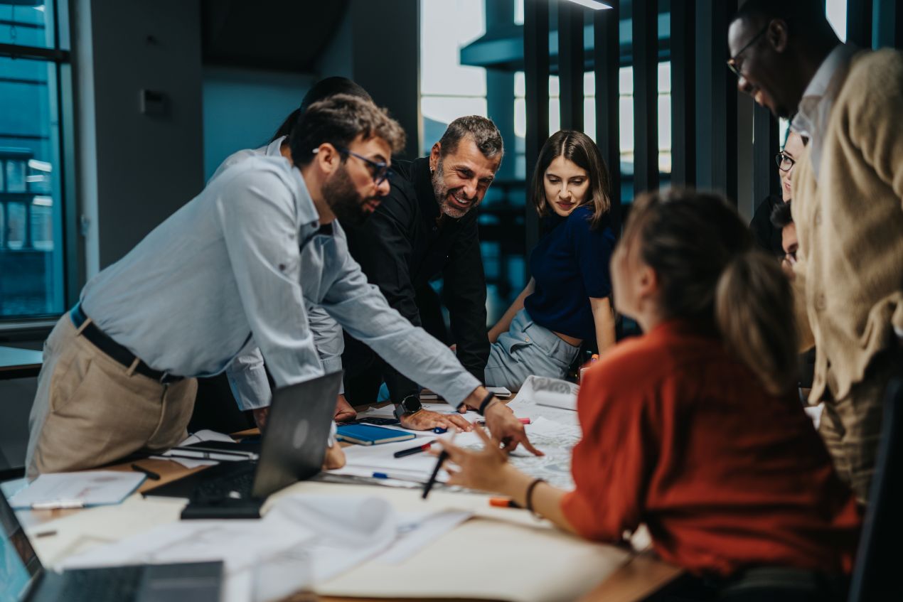 Gruppe von Fachkraeften bei der Planung datengetriebener Strategien – Zusammenarbeit bei der Anwendung von AutoML Software in Unternehmen
