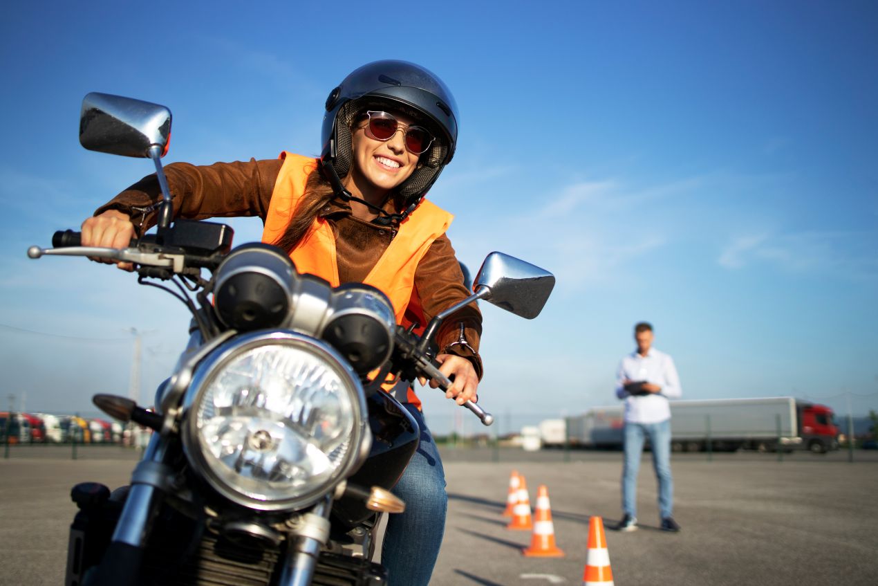 Fahranfängerin mit Motorrad beim Sicherheitstraining – ideale Vorbereitung für die Suzuki V-Strom 1050