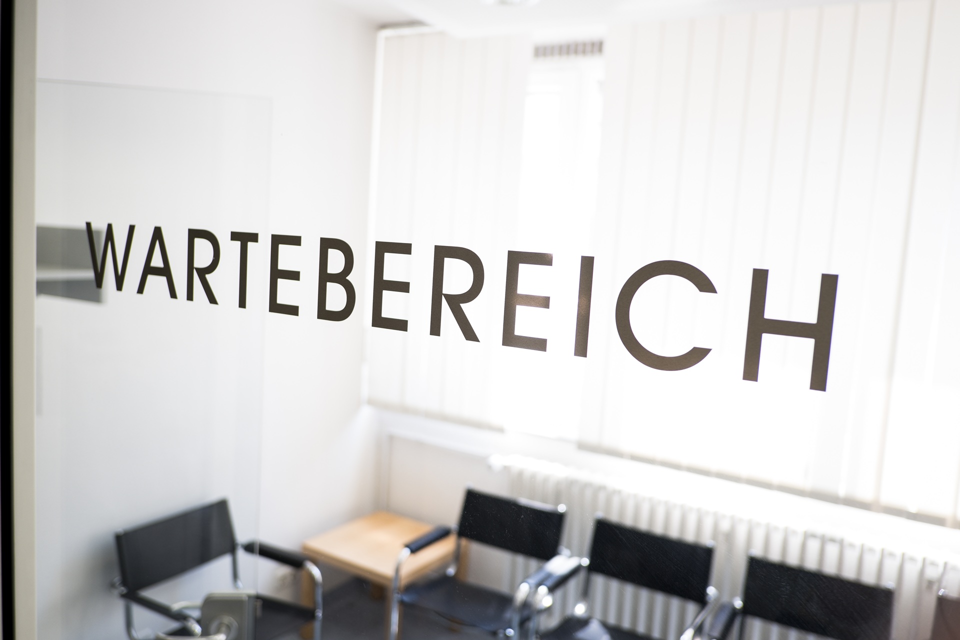 Praxiseinrichtung mit klar strukturiertem Wartebereich