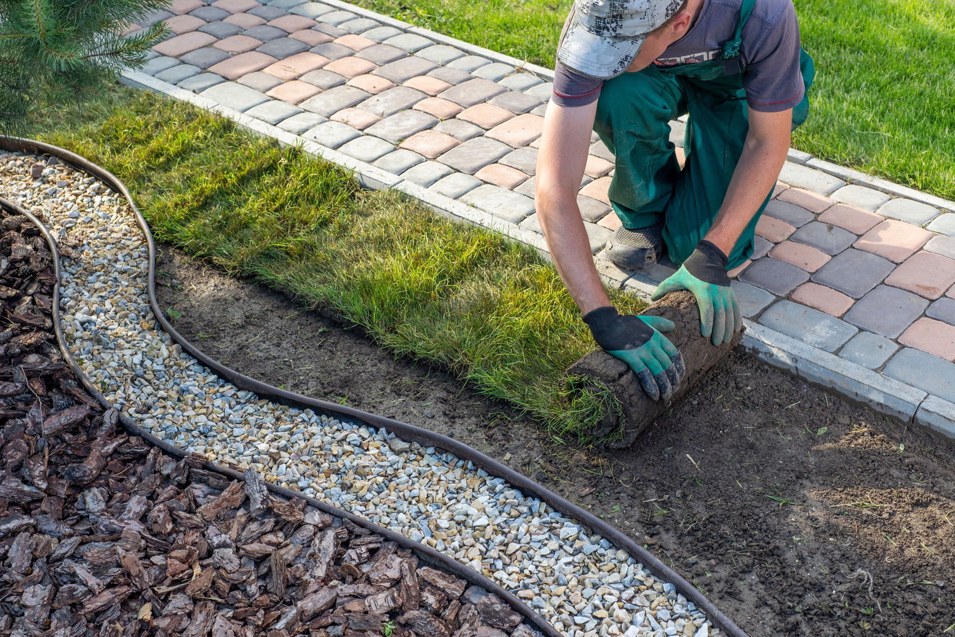 Rollrasen wird für Rundpool-Garten verlegt