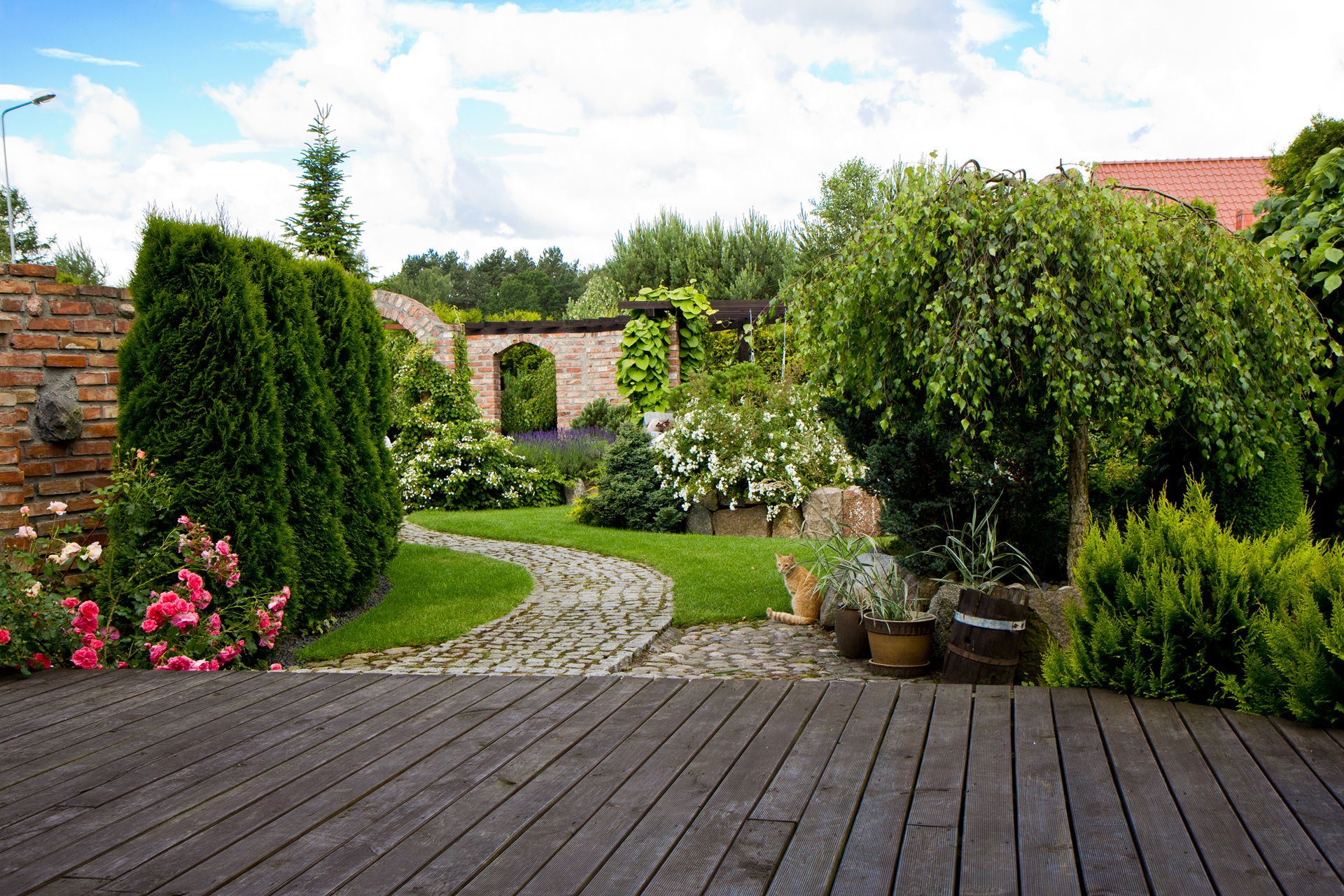 Gartenidylle mit Weg und Rundpool-Fläche
