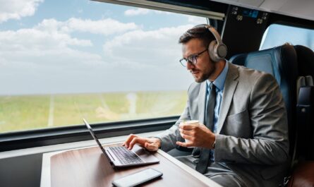 Businessreisender im Zug bei der Arbeit | Parken Flughafen Nürnberg