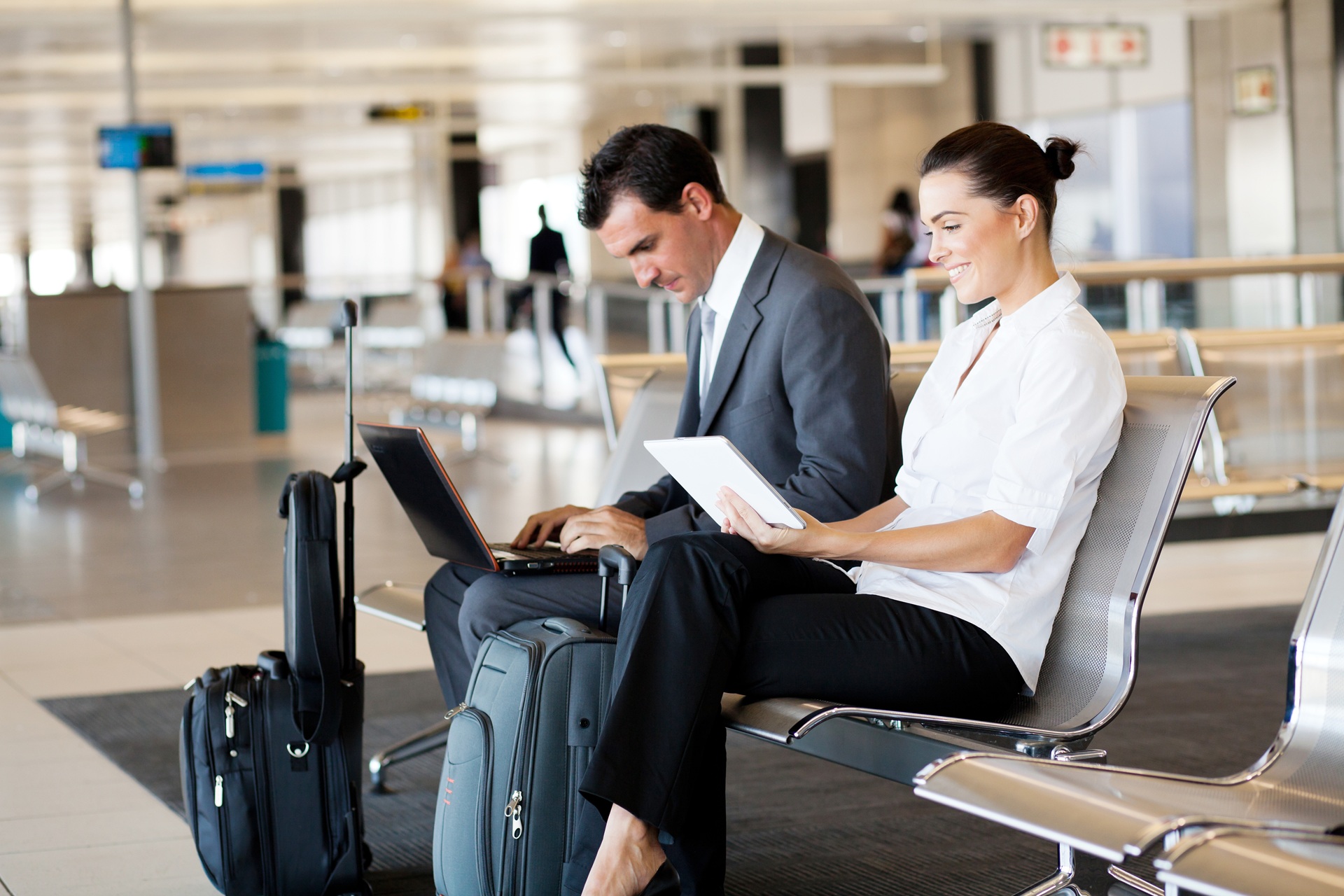 Geschäftsreisende mit Laptop und Tablet im Terminal | Parken Flughafen Nürnberg