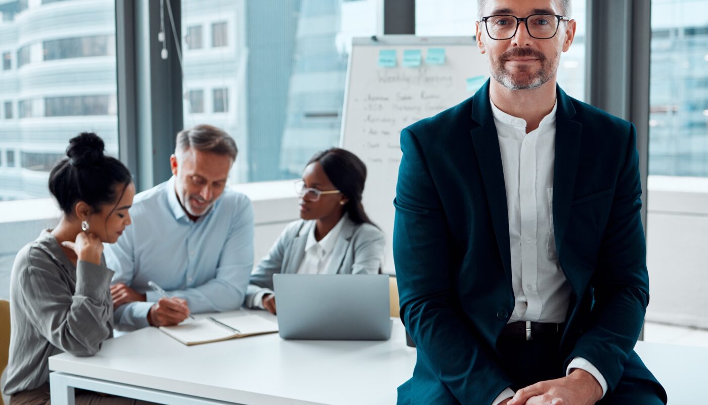 CEO mit Team im Meetingraum | Betriebliche Gesundheitsförderung