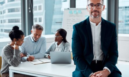CEO mit Team im Meetingraum | Betriebliche Gesundheitsförderung
