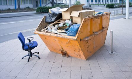 Sperrmuellcontainer auf Gehweg mit Stuhl | Entrümpelung Hamm
