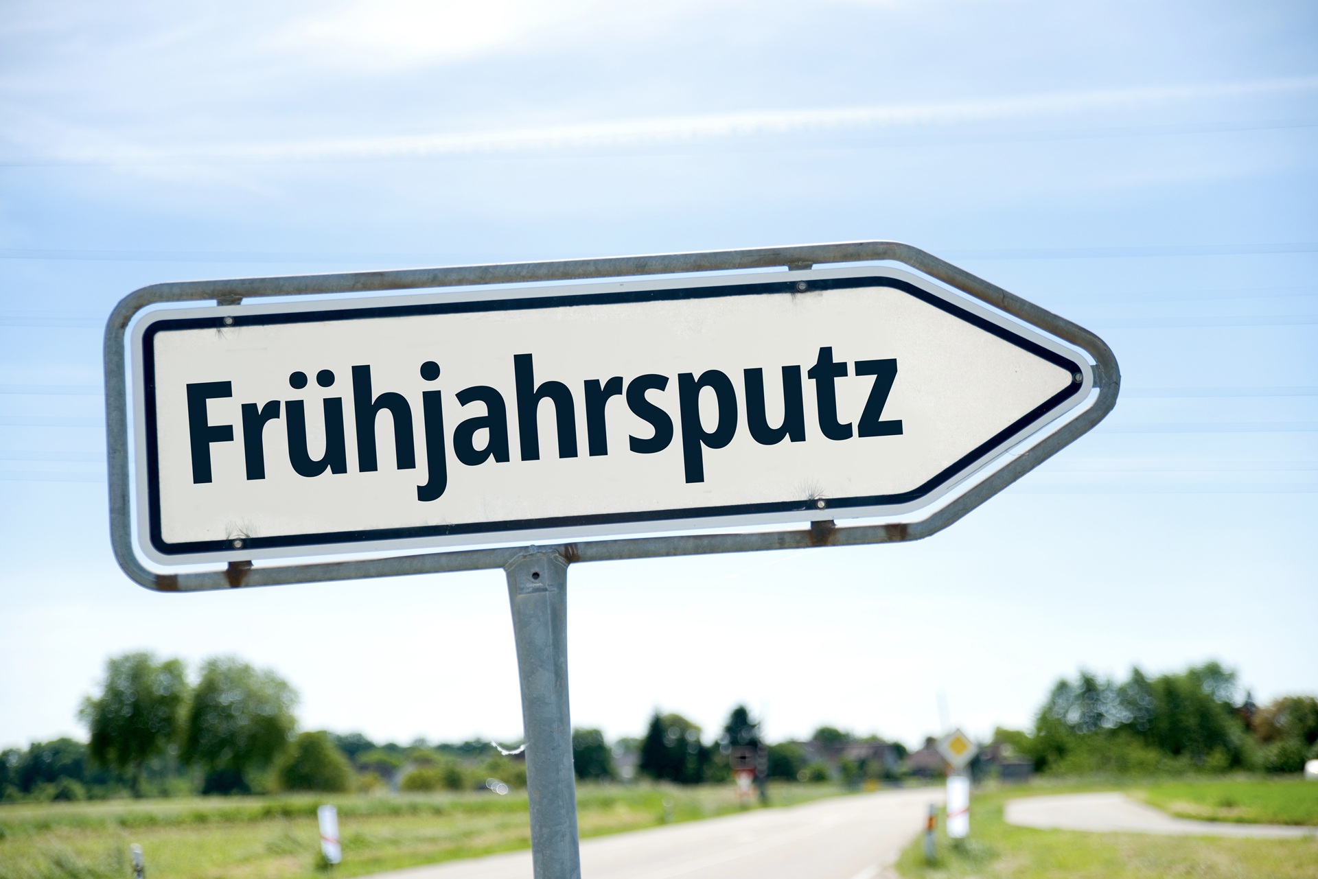 Alt-Text: Wegweiser mit Schriftzug Frühjahrsputz | Entrümpelung Hamm

