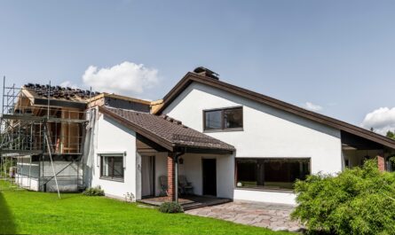 Haus mit Gerüst bei umfangreichem Umbau | Treppen Selbstbausatz