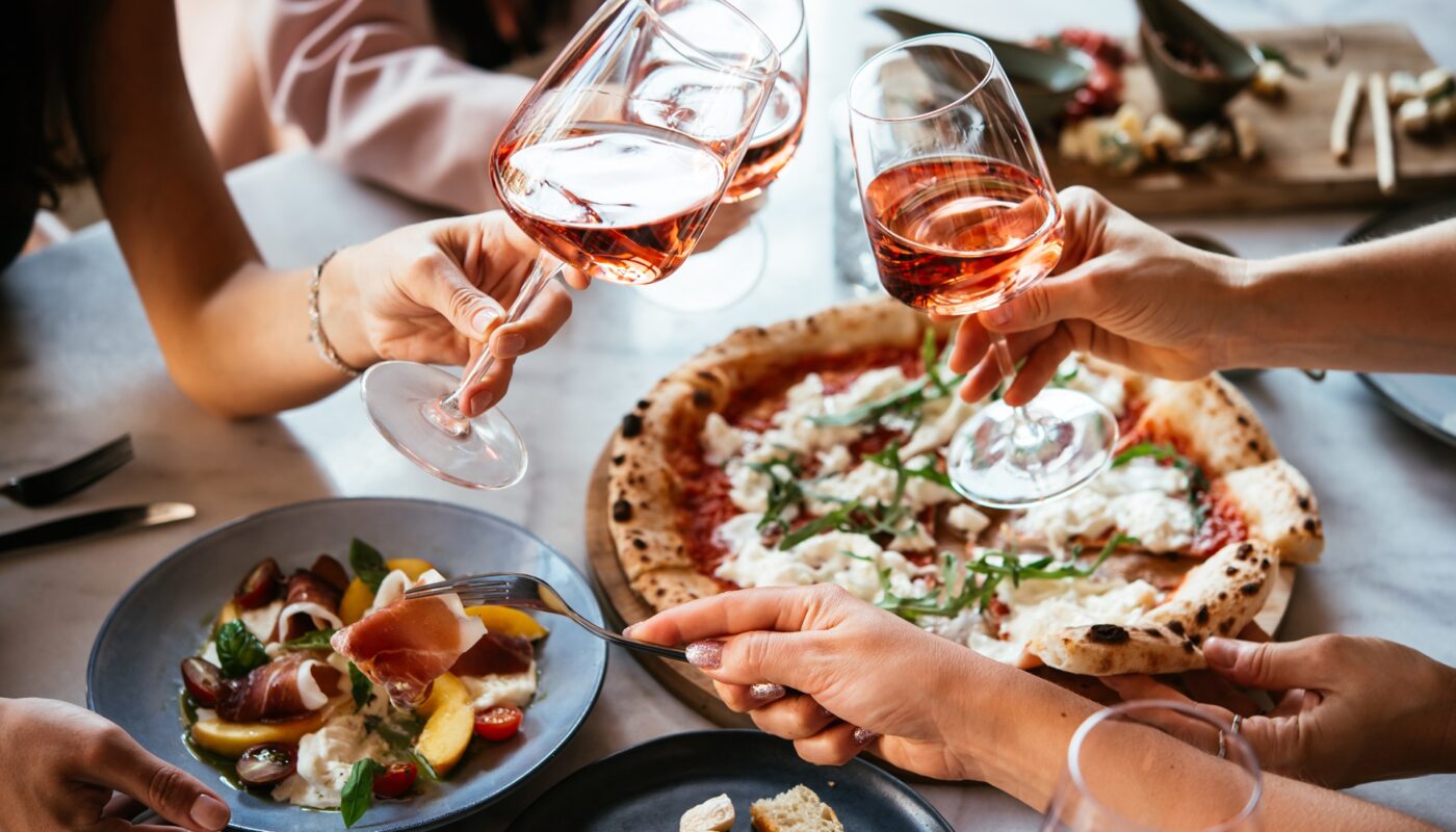 Freunde stoßen mit Roséwein bei Pizza an | Weingut Bassermann Jordan