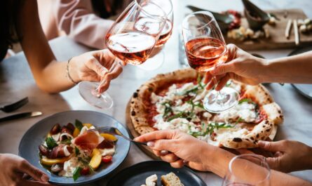 Freunde stoßen mit Roséwein bei Pizza an | Weingut Bassermann Jordan
