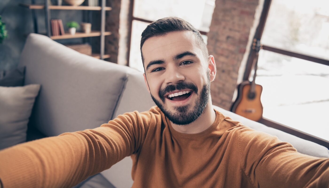 Lächelnder Mann macht Selfie auf Sofa | Veev one