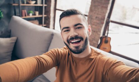 Lächelnder Mann macht Selfie auf Sofa | Veev one