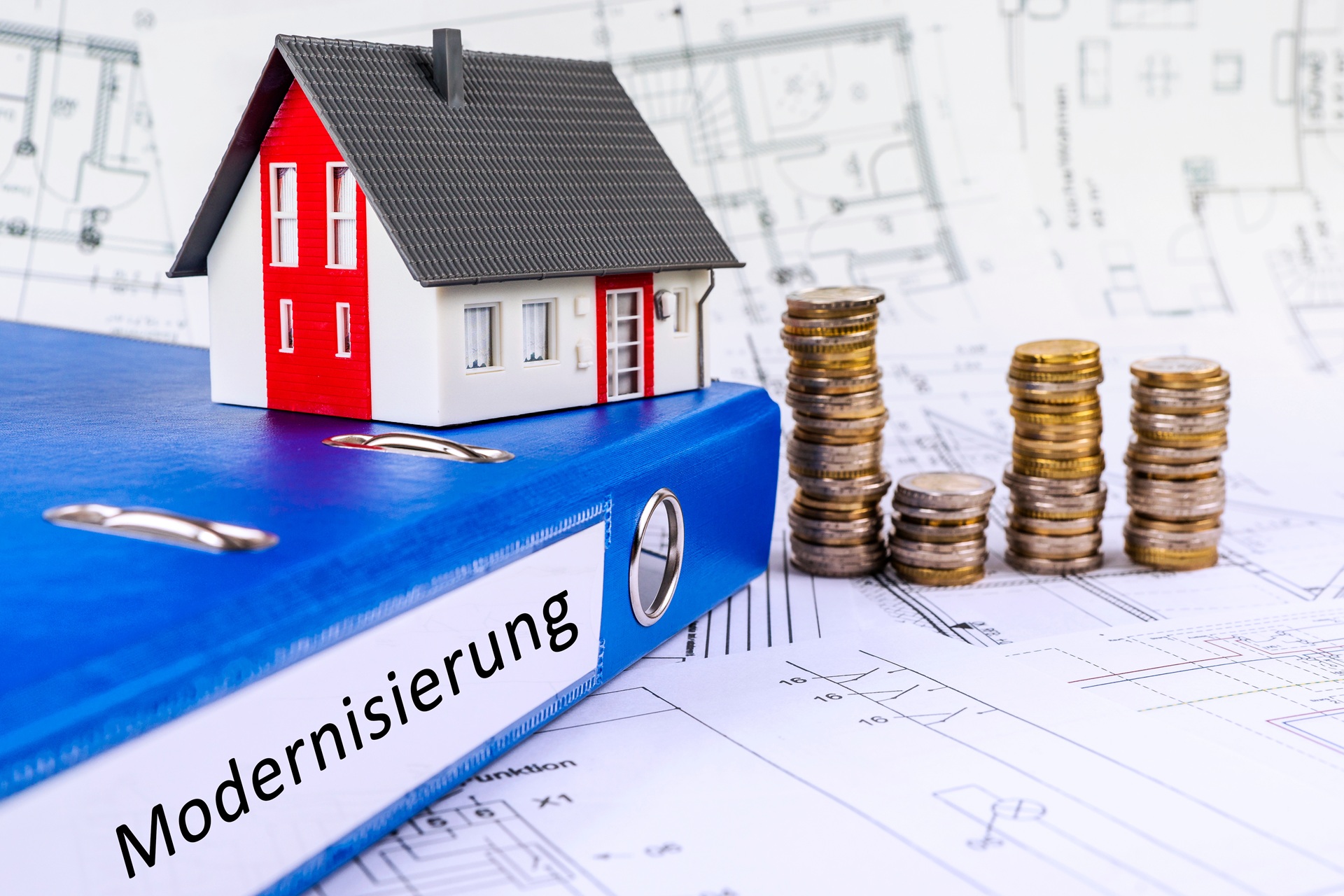 Miniaturhaus auf Ordner mit Münzen und Bauplänen | Treppe Lift
