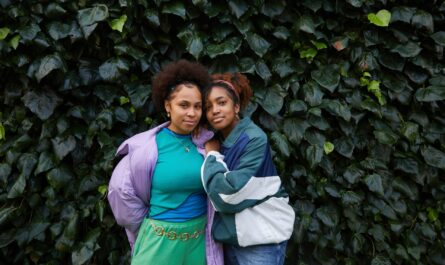 Zwei Frauen in farbenfrohen Outfits vor grüner Wand | Musselin Bluse