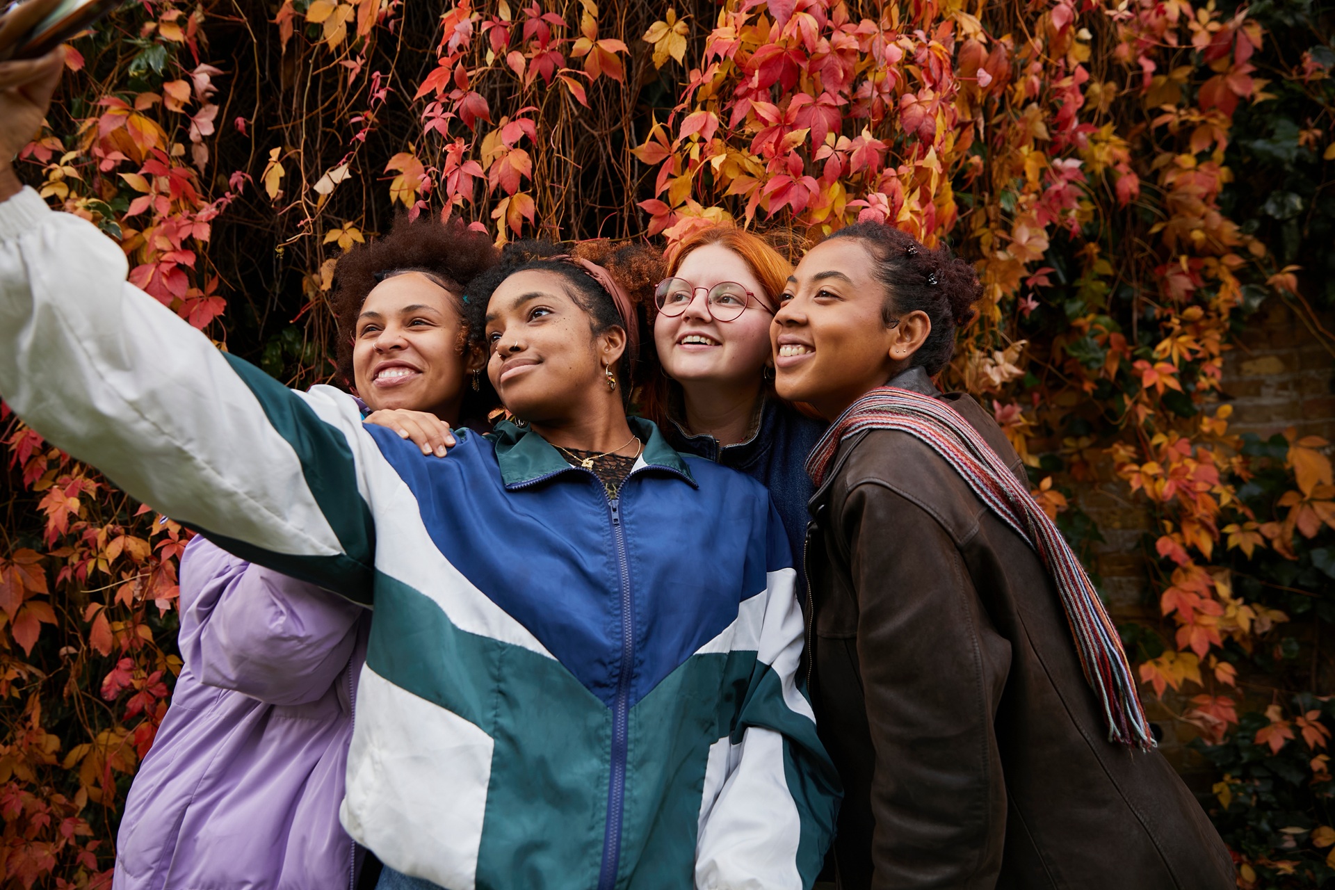 Gruppe von Freundinnen macht Selfie im Herbst | Musselin Bluse