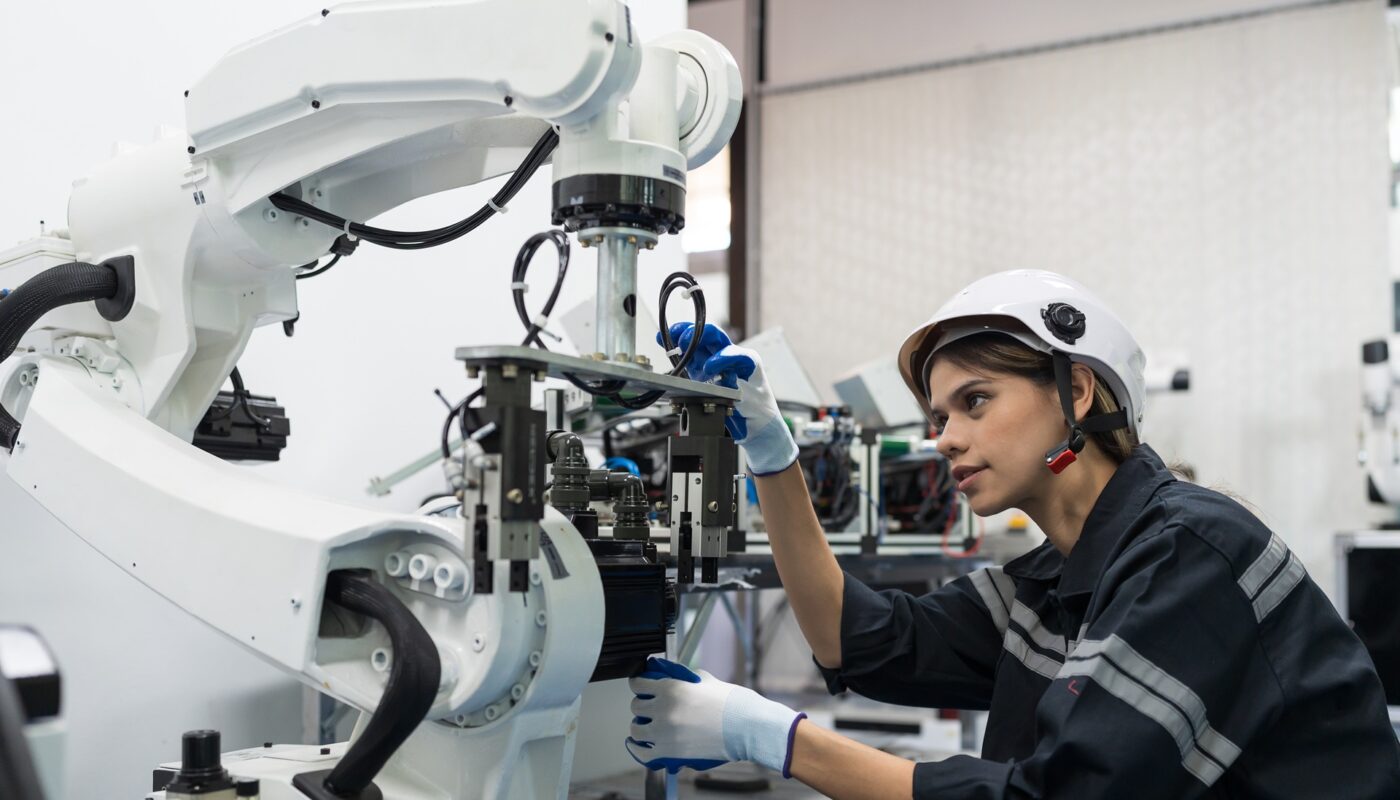 Ingenieurin überprüft Industrieroboter in der Fertigung | Sondermaschinenbau