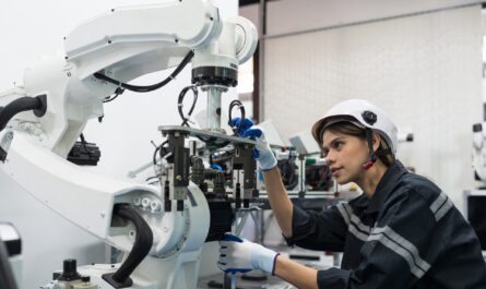 Ingenieurin überprüft Industrieroboter in der Fertigung | Sondermaschinenbau