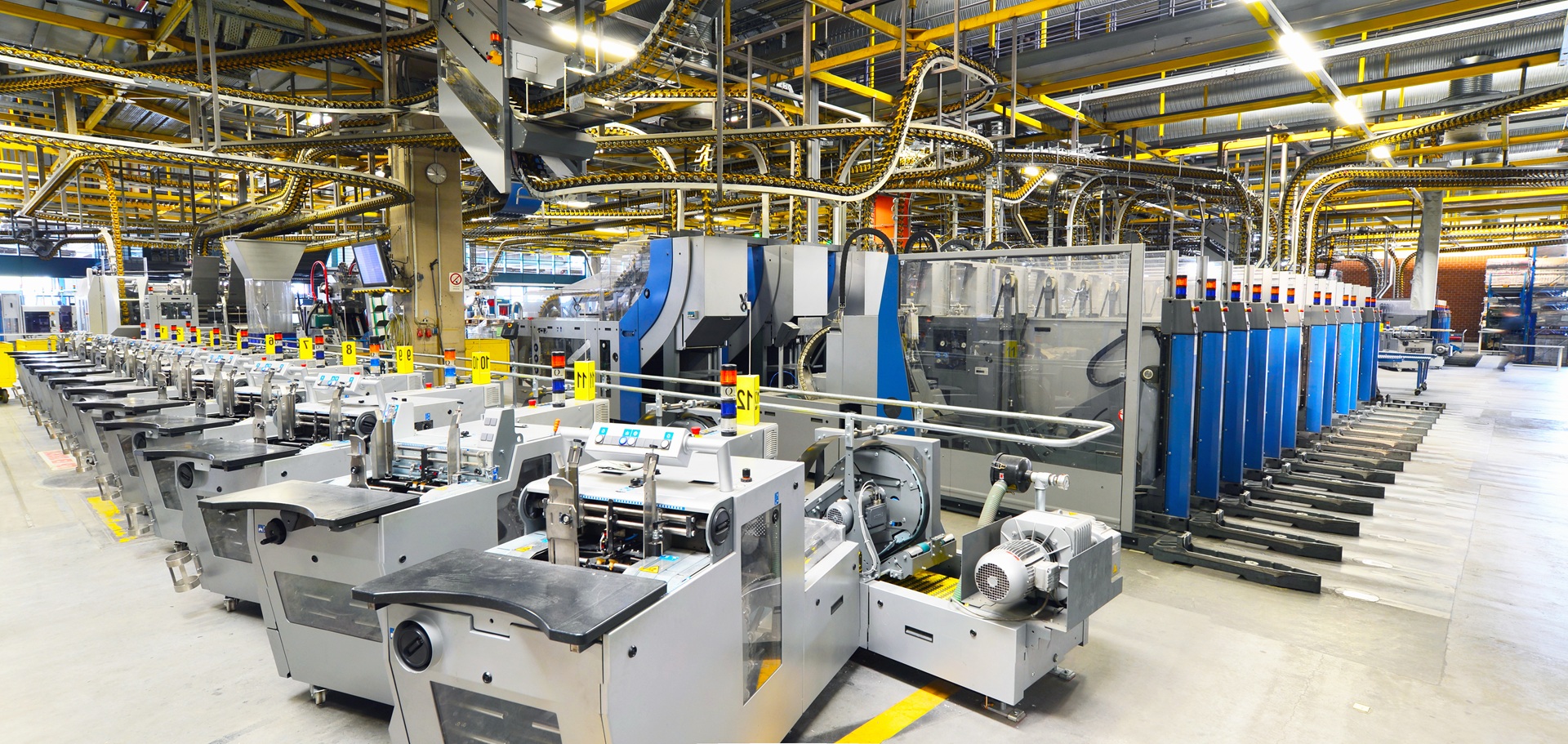 Automatisierte Produktionshalle mit modernen Maschinen | Sondermaschinenbau