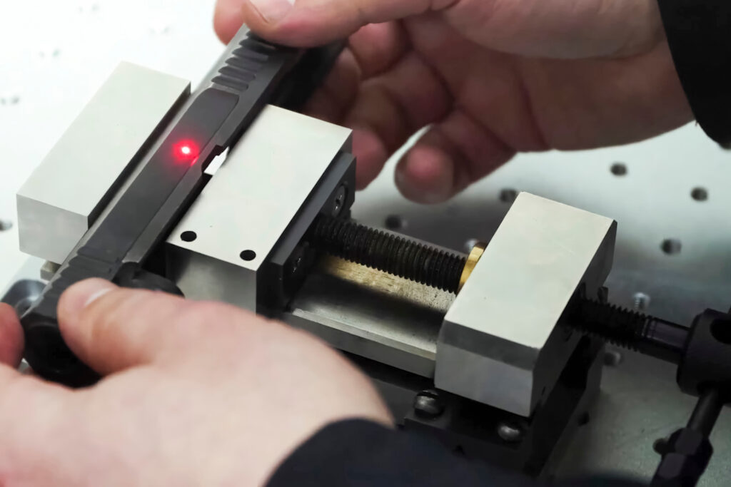 Hand legt eine Schreckschusspistole in einen abschliessbaren Tresor zur sicheren Aufbewahrung