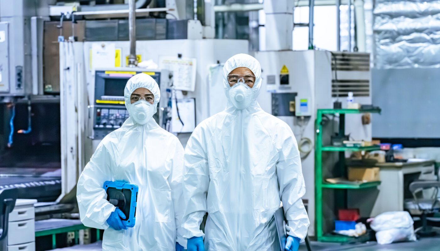 Reinraumreinigung Techniker in Schutzkleidung überwachen sterile Industrieanlage