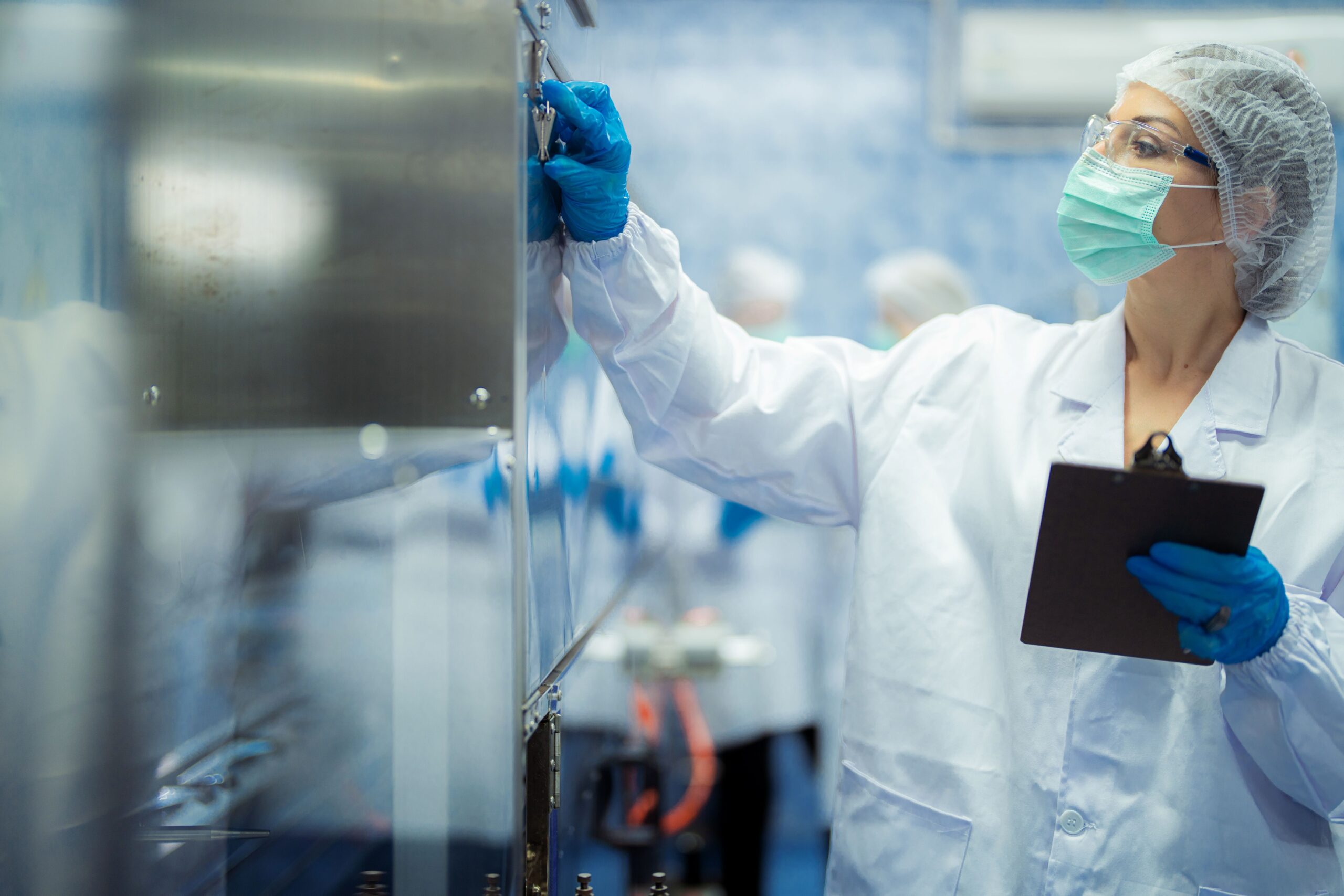 Reinraumreinigung Qualitätskontrolle mit Laborfachkraft und Dokumentation