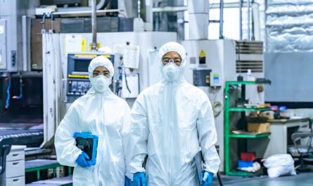 Reinraumreinigung Techniker in Schutzkleidung überwachen sterile Industrieanlage