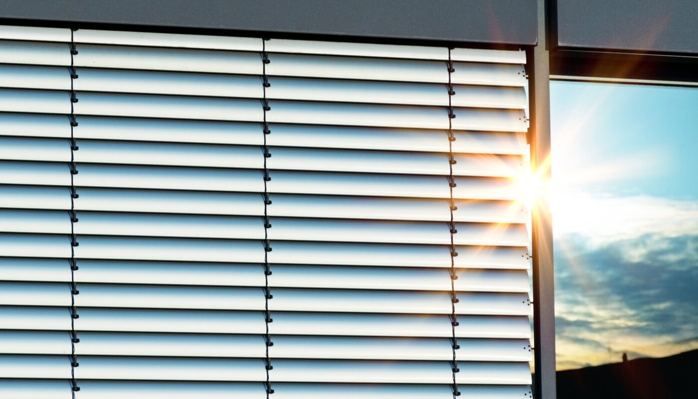 Moderne Außenjalousie reflektiert Sonnenlicht | Wabenplissee nach Maß