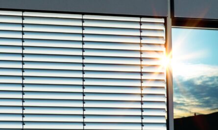 Moderne Außenjalousie reflektiert Sonnenlicht | Wabenplissee nach Maß