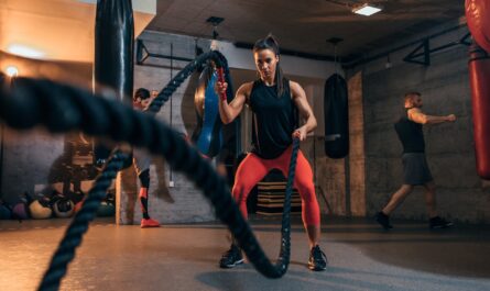 Sportlerin macht intensives Workout mit Seilen | Whey Isolate Protein