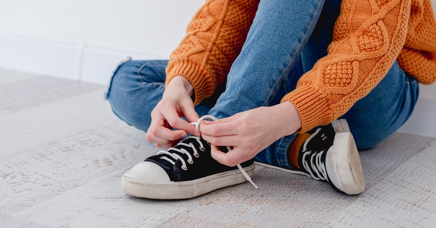 Kind bindet selbstständig weiße Schnürsenkel an ihren Schuh | Kindergarten Schwabing