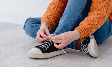 Kind bindet selbstständig weiße Schnürsenkel an ihren Schuh | Kindergarten Schwabing